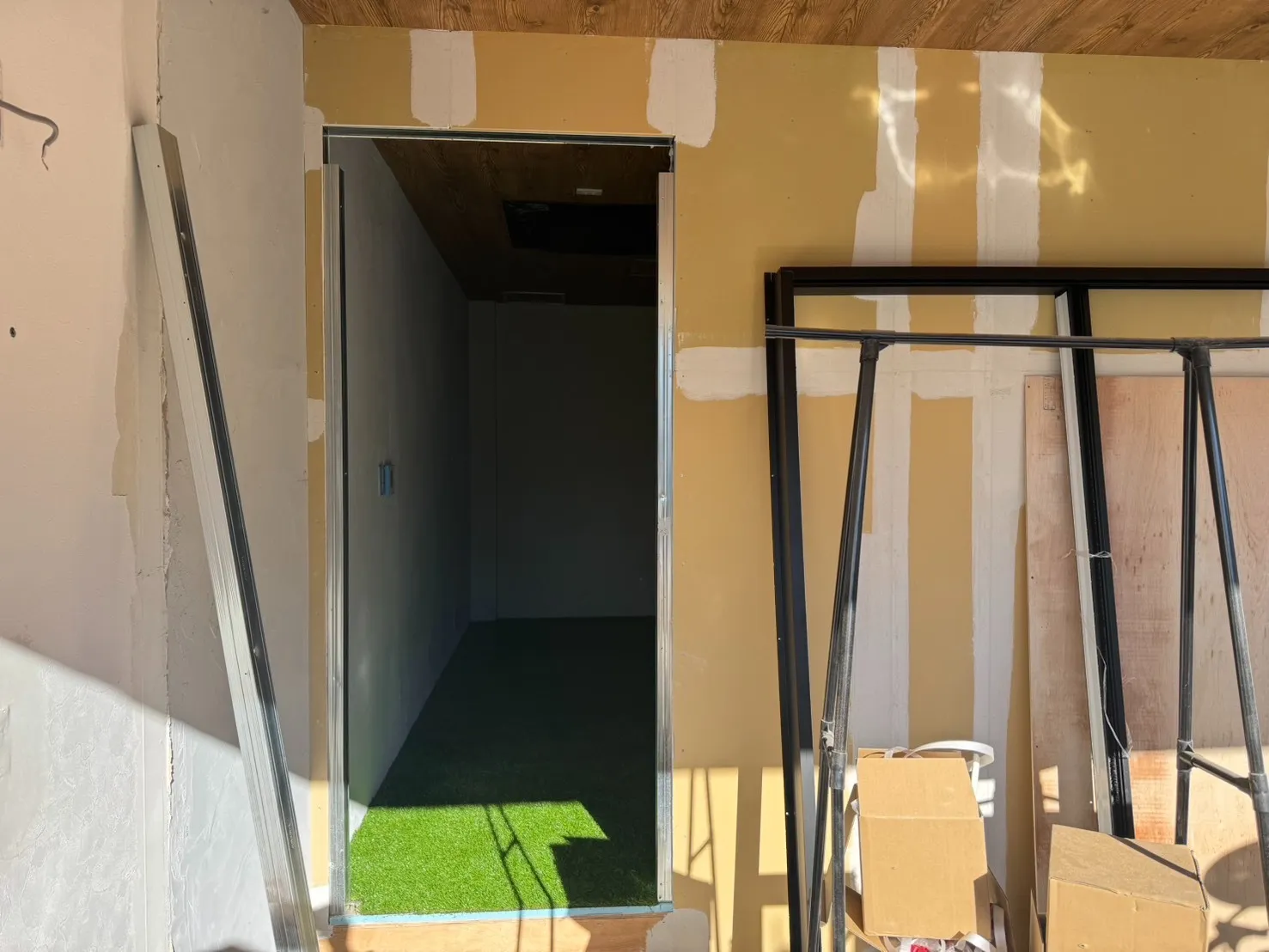 テナントの玄関扉取り付けをしました!